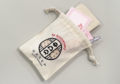 小物の持ち運びに便利！※プレゼントは巾着のみとなり、中身はイメージです