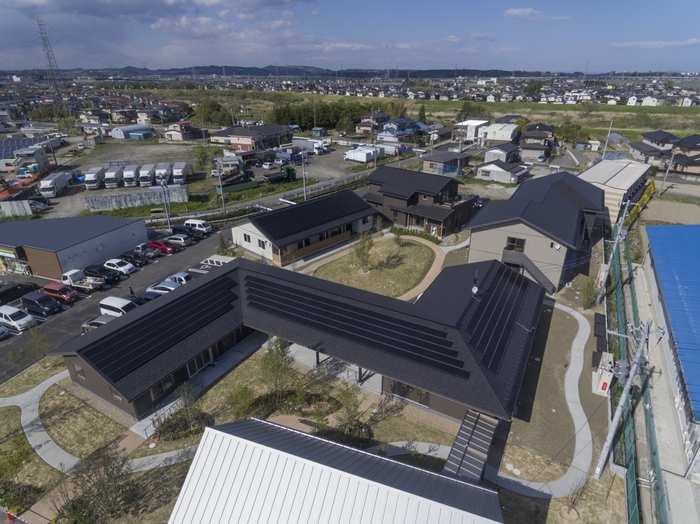 築山を囲んで4つの施設が配置