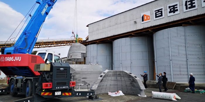 施工風景 世界においても、球体の家の出力には高度な技術が必要になる