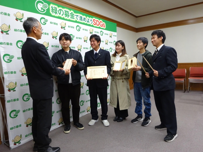 寄付をした伊藤ゼミの学生と名古屋聾学校の生徒たち