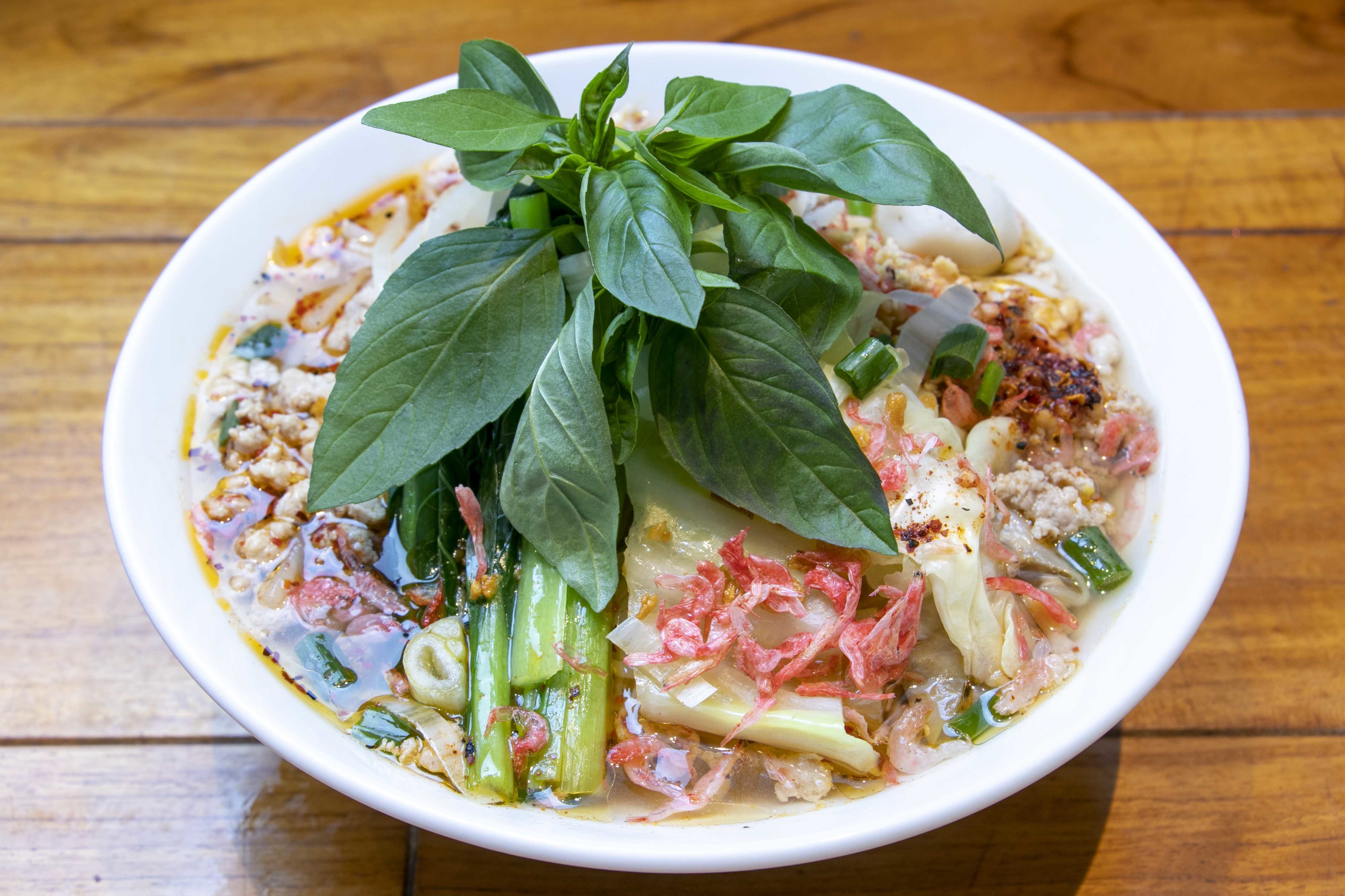 ~クイッテイオ・チャンノーイ・サイ・バイホラパー チャンノーイヌードル、たっぷりホラパーのせ(中華麺/ライスヌードル)~ 1,100円(税込み)