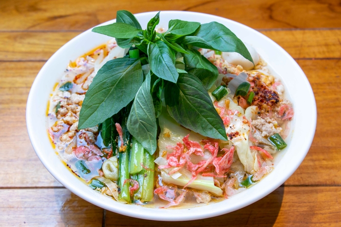 ~クイッテイオ・チャンノーイ・サイ・バイホラパー チャンノーイヌードル、たっぷりホラパーのせ(中華麺/ライスヌードル)~ 1,100円(税込み)