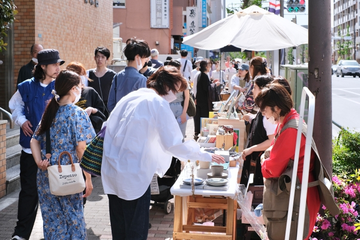 通りに露店がぎっしり