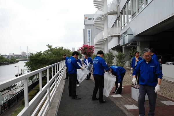 従業員が一丸となって清掃活動を実施 