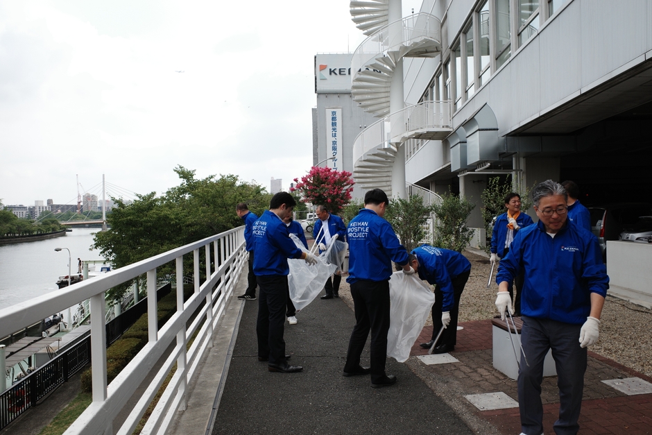 従業員が一丸となって清掃活動を実施 