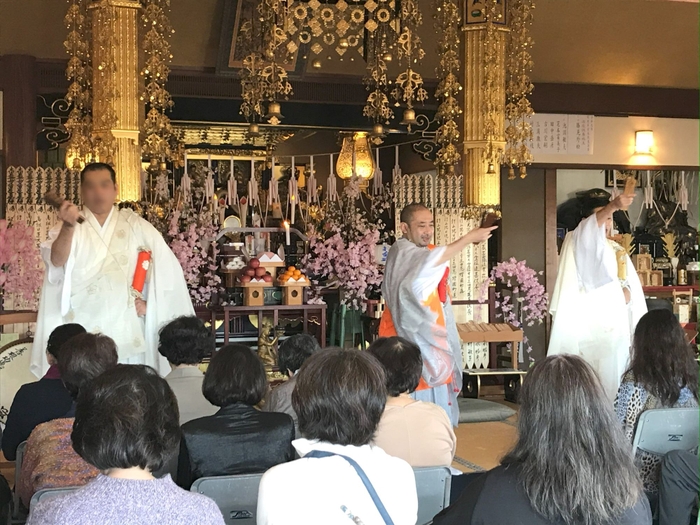 修法師による木剣祈祷