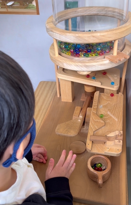 1人分のビー玉を取り出すおもちゃ