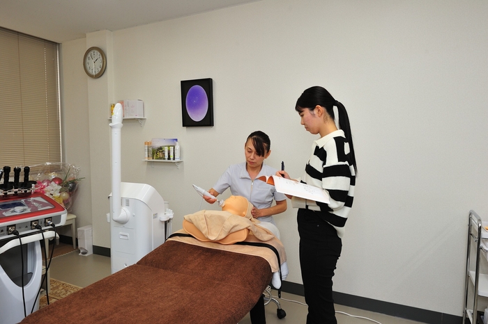 マンツーマンの実技実習風景