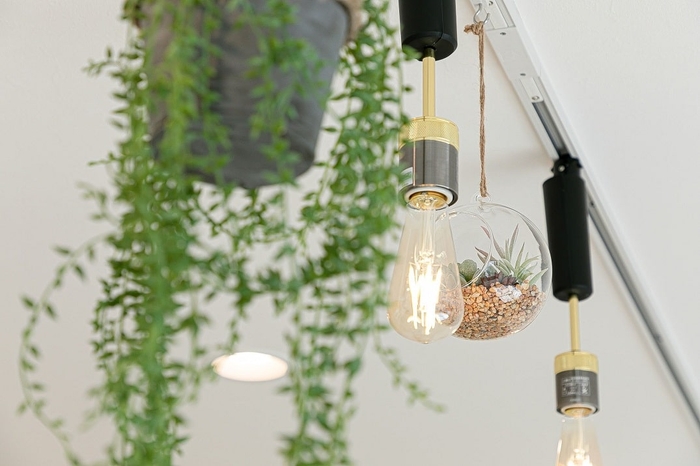 おしゃれなペンダントライトが標準装備になっています。(他室転用)