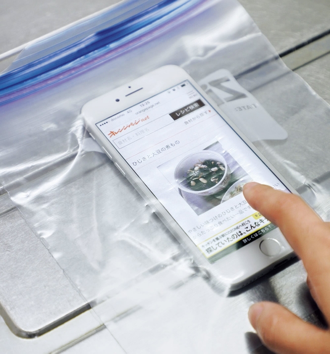 スマホは菌の常駐スペース! ファスナーつき保存袋に入れて操作