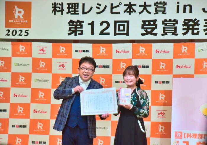 受賞発表会の模様（左／天野ひろゆきさん　右／くどうれいんさん）