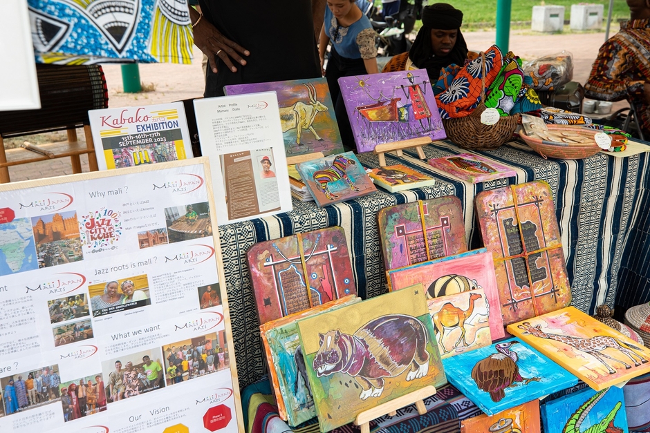 ▲ママリジャロの絵画／マリ共和国