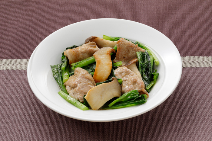 調理例（盛り付けは一人前）：小松菜と豚肉の蒸し煮 （だし＆オリーブオイル使用）