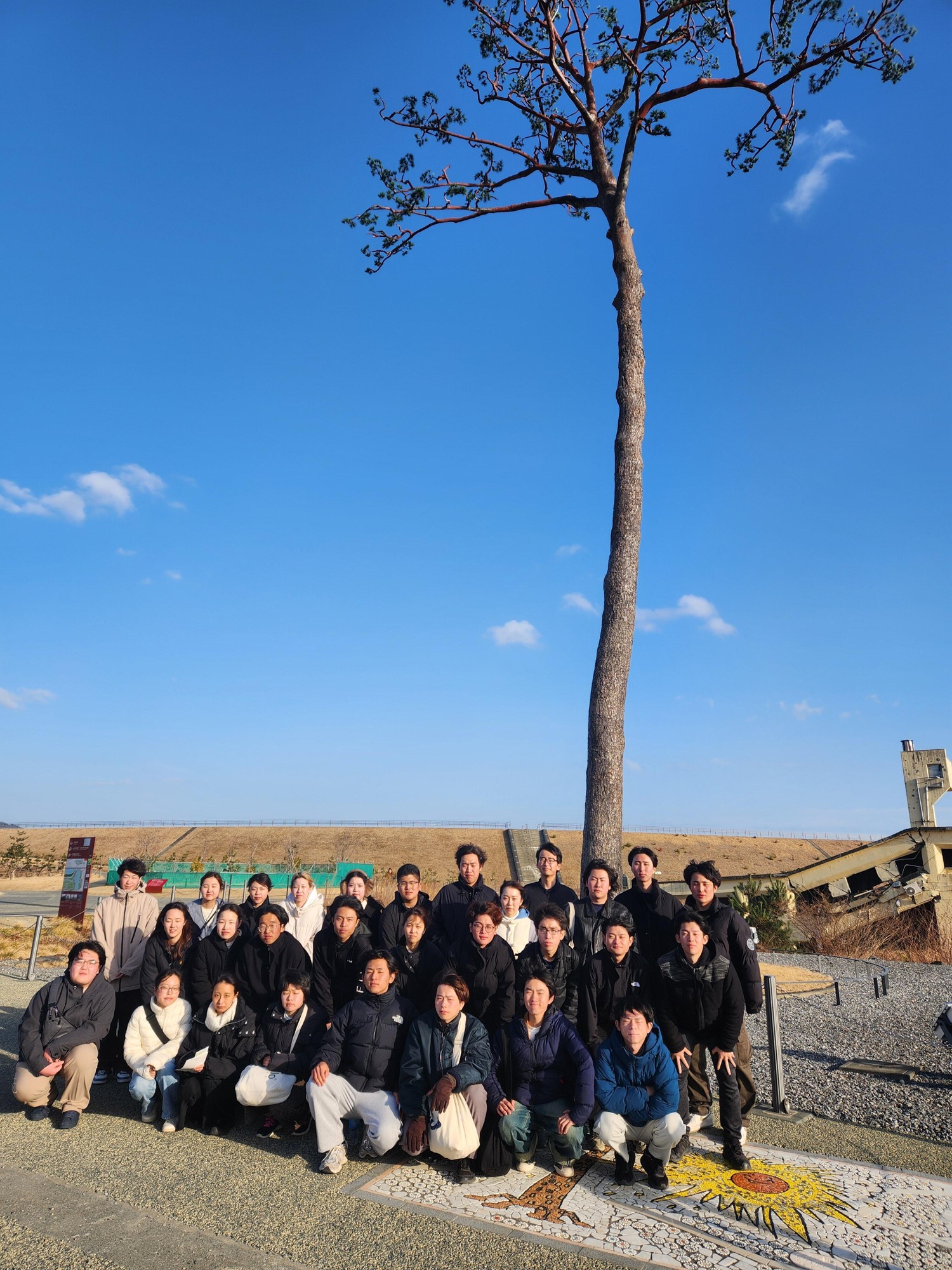 奇跡の一本松の前で