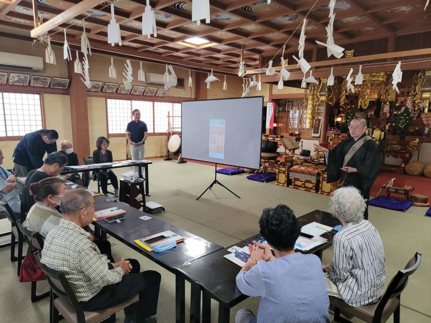 全国で開催されたお寺での終活スマホ教室の様子(大阪明浄寺)