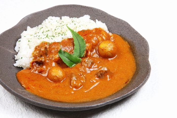 甲府鳥もつ煮カレーは鮮やかなオレンジ色のカレー