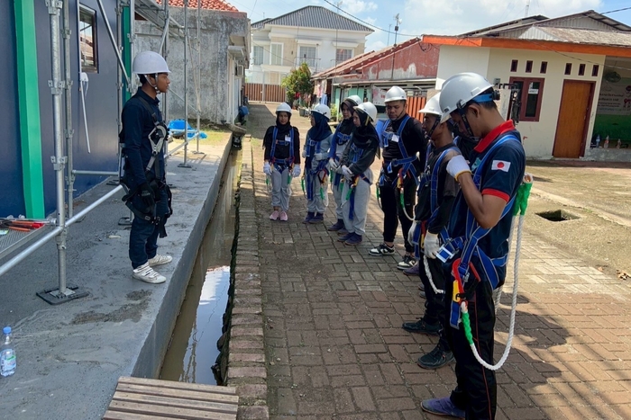 作業開始前のフルハーネスの装着点検