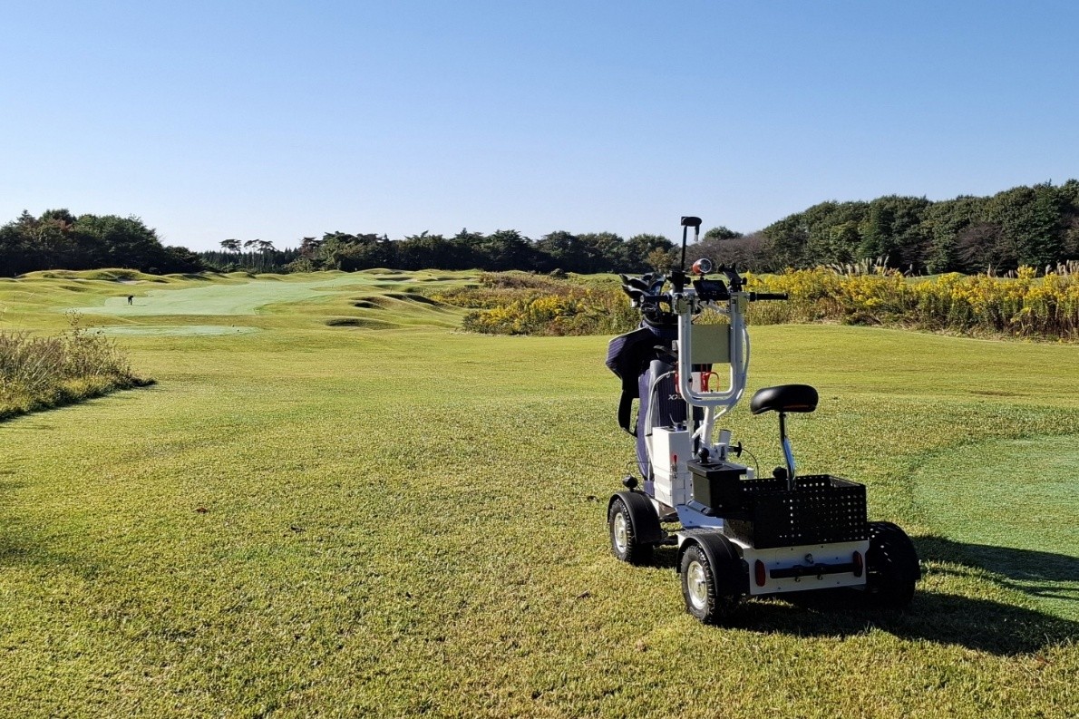 100台のフェアウェイ乗入れ一人乗りカート「G-CART」をホウライカントリー俱楽部が導入