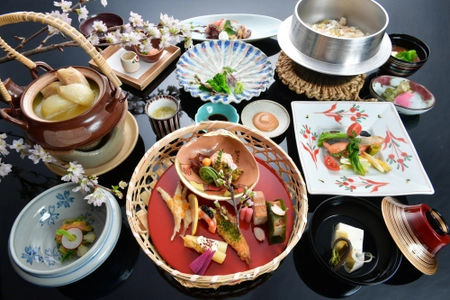 withコロナのお花見は、築地の老舗料亭で！ 完全個室での「桜会席」、テイクアウトでお花見弁当をご用意