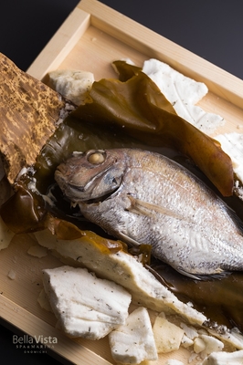 木づちで叩き割る塩釜焼きに気分も高揚！