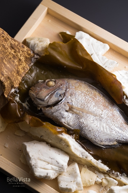 木づちで叩き割る塩釜焼きに気分も高揚！