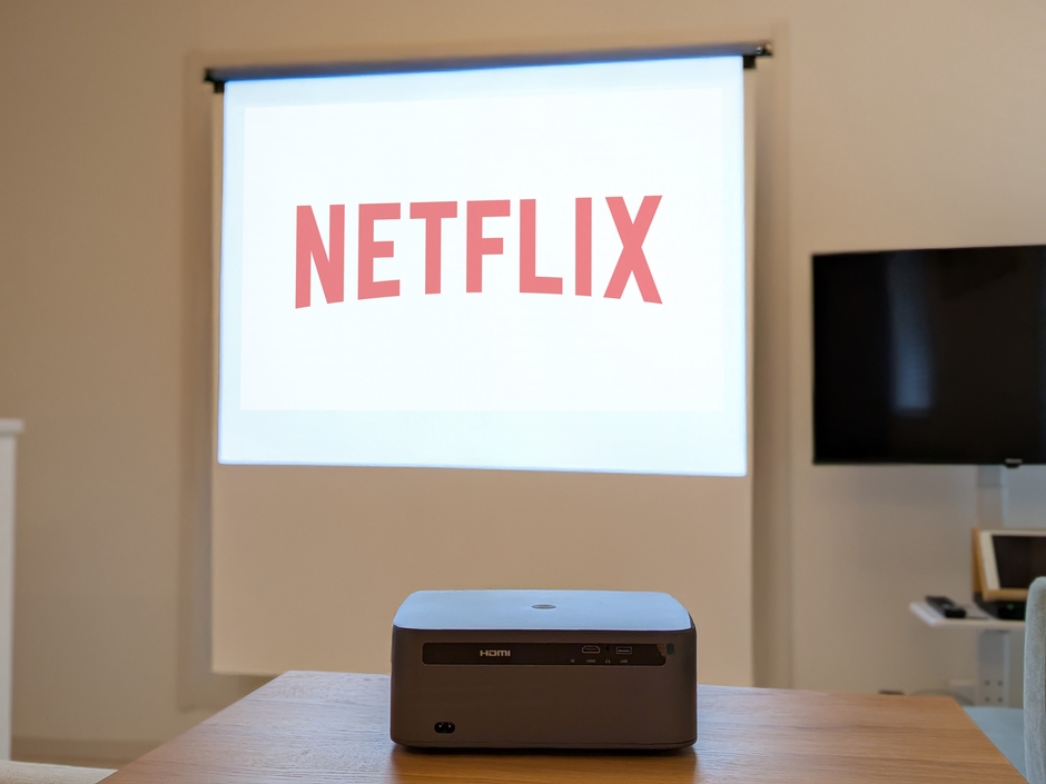 ［Rooｍ B］プロジェクターでNetflixも視聴可能。リビングがプライベートシアターに早変わり。