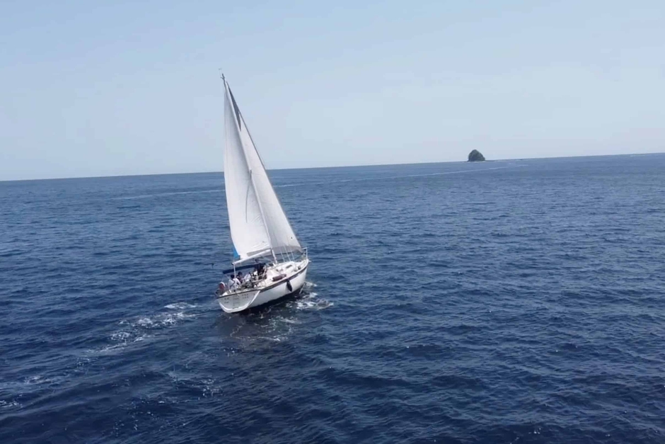 帆に風を受けてすすむヨット