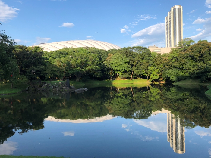 小石川後楽園の大泉水と東京ドーム