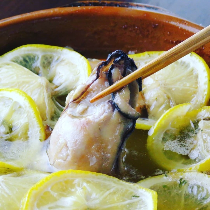 広島県産真牡蠣と瀬戸内レモンのアヒージョ(2)