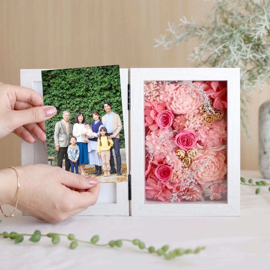 お預かりしたお写真はフレームにはめてお母さまにお届けいたします