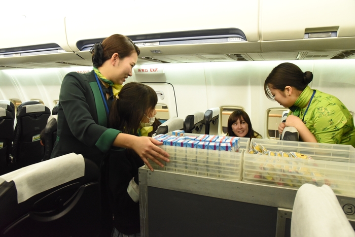 モックアップでの客室乗務員体験