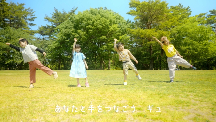 みんなで踊れる「ダンス編」も3ヶ国語で制作