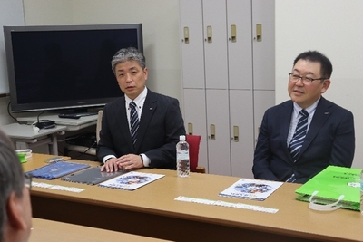 キャリア支援センターで教職員と懇談する烏田社長（右）と小林マネージャー（左）