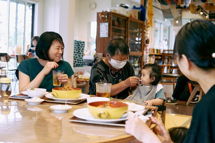 都市・地方とも多世代のコミュニケーション不足は課題の一つ(写真は、ノキシタ利用者の様子)