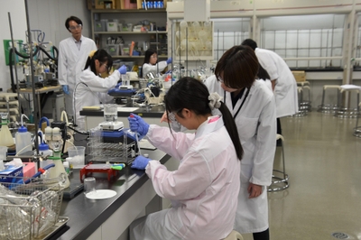化学の実験を体験する高校生ら