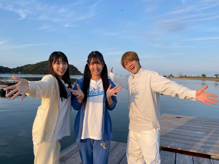 左から　工藤理子(STU48)、川又優菜(STU48)、おばたのお兄さん