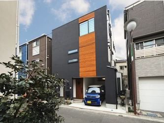 【18坪の狭小敷地で実現】世帯ごとのこだわりと心地よい距離感を両立した、完全分離型二世帯住宅が東京都足立区に完成
