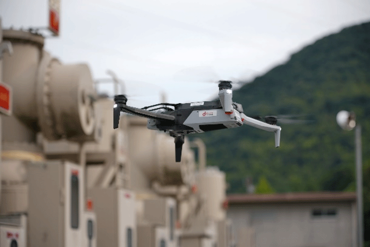 <変電所を巡視するSkydio X10>