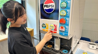 マイボトルへのドリンク提供の様子