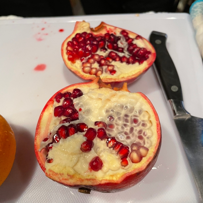 ざくろのフルーツをカット中