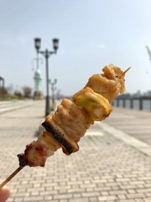 マルシェで見つけた美味しいものは、海と青空の下で。