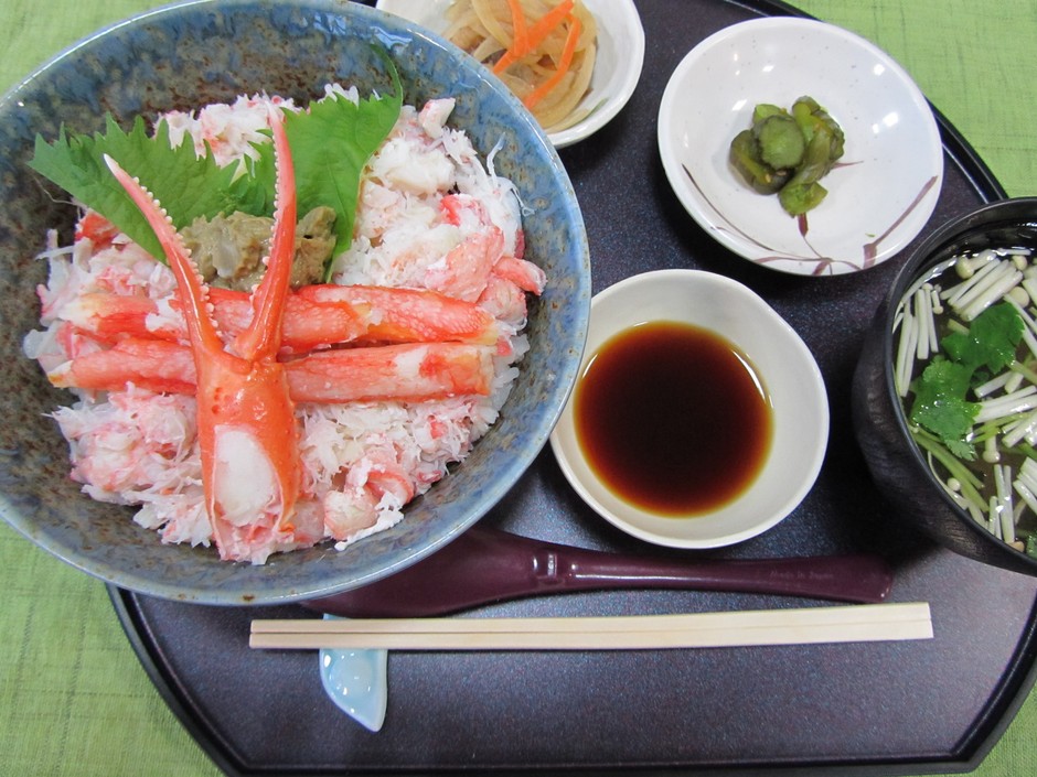 カニをふんだんに使った丼も食べ応え抜群（実際に提供されるメニューとは異なる可能性があります）