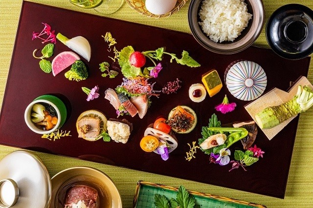ご朝食-ご夕食と同じお席にてご用意いたします。