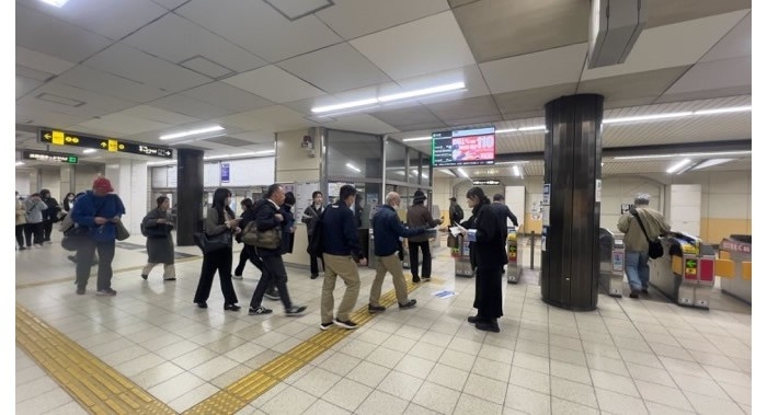 令和7年（2025年）11月に実施した長田駅乗降者への意識調査の様子