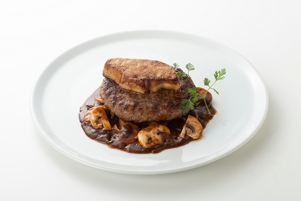 牛肉100%のハンバーグとフォアグラのロッシーニなどのメインも充実