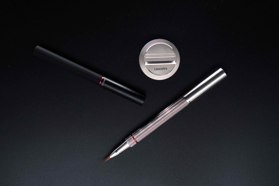 付属するペンレストも削り出し