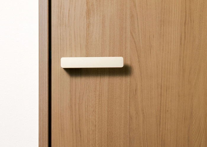 ラッチ受けのプレートが正面に見えない。