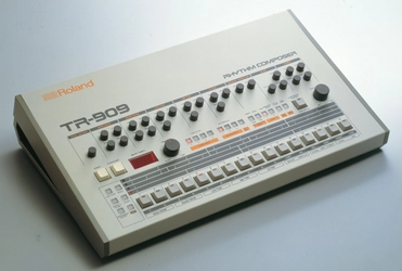 ハウスやテクノ・カルチャーの発展に 大きく寄与したリズムマシン「TR-909」の セレブレーション・イベントをRoland Store Tokyoで開催