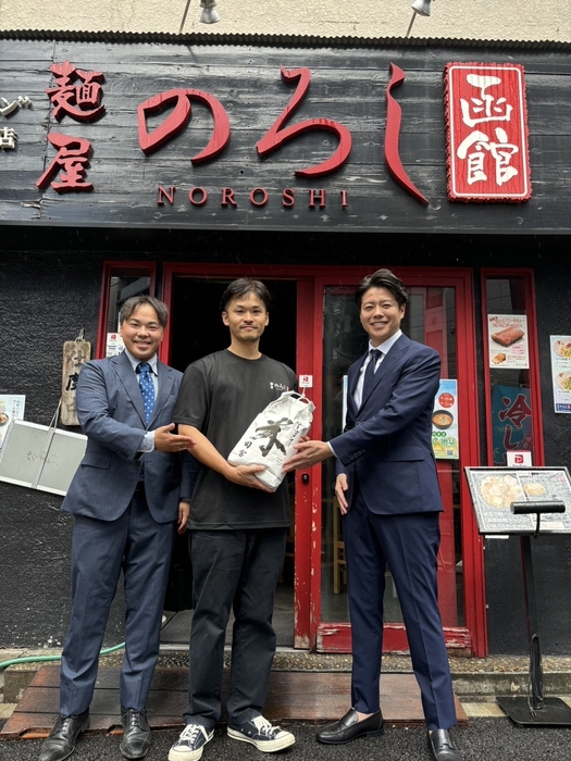 2024年初めてお米の寄付をしたときの様子▲中央:株式会社OCEAN 西川 将広さん、右:当社 代表取締役社長 田宮 明彦、左:当社 第三営業部 高泉 雄大