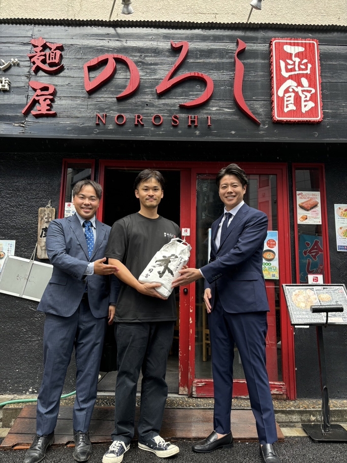 2024年初めてお米の寄付をしたときの様子▲中央：株式会社OCEAN 西川 将広さん、右：当社　代表取締役社長　田宮 明彦、左：当社　第三営業部　高泉 雄大